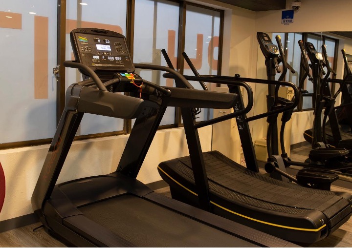 ジムのランニングマシンって効果ある？正しい使い方や外ランニングとの  