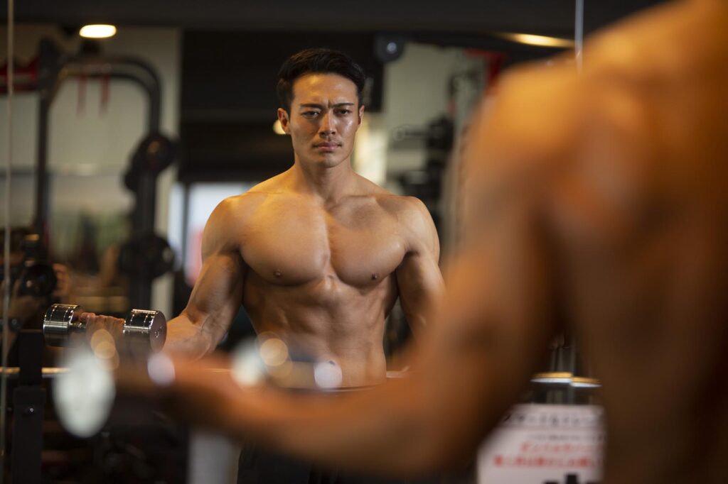 腹筋を鍛える男性
